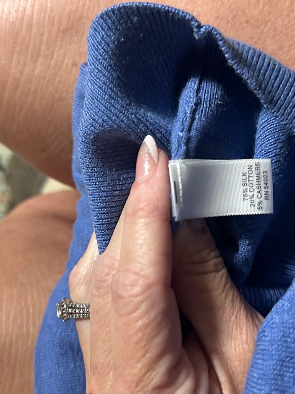 Banana Republic Luxury Blend Silk Cashmere Blue V-Neck Sweater Small - Picture 4 of 4